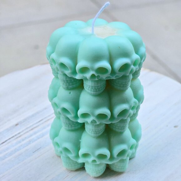 Handmade ✦ Stacked Skull Candle ✦ Vanilla Oatmeal Raisin Soy Wax Gothic Decor - Picture 3 of 6